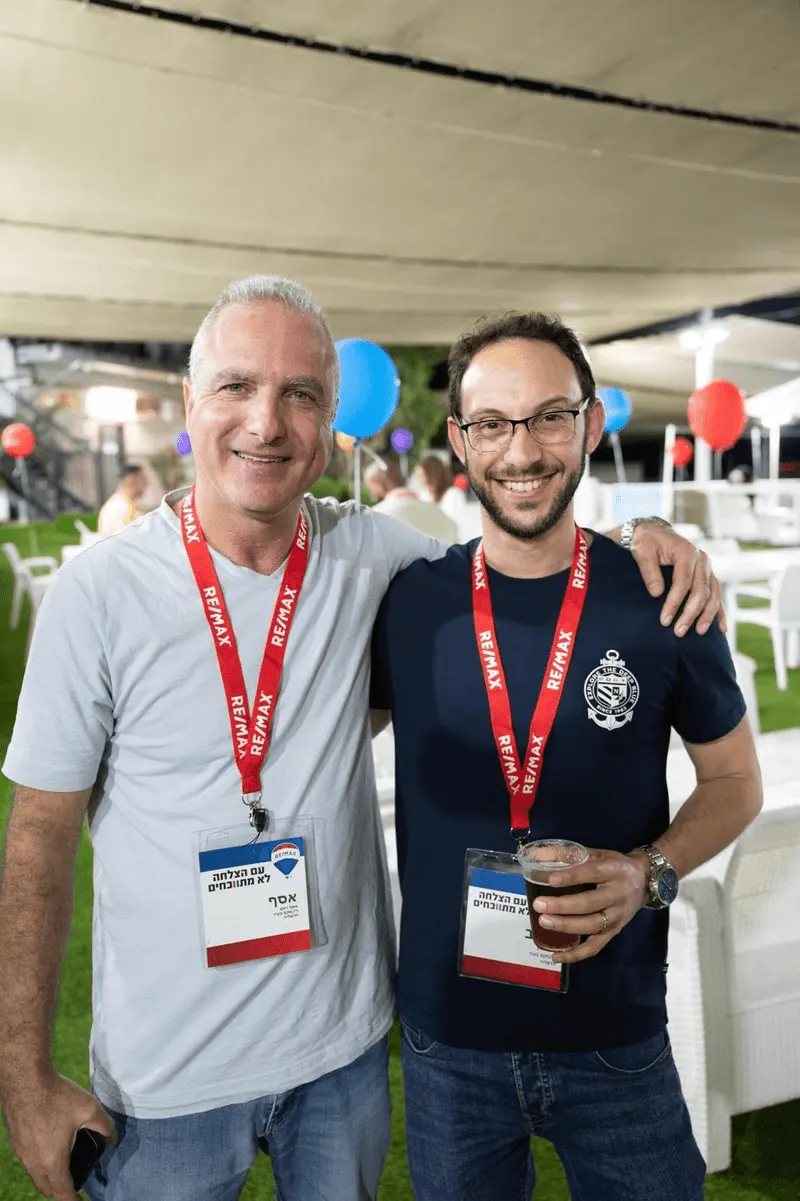 אסף ראם באירוע RE/MAX — עם הצלחה לא מתווכחים